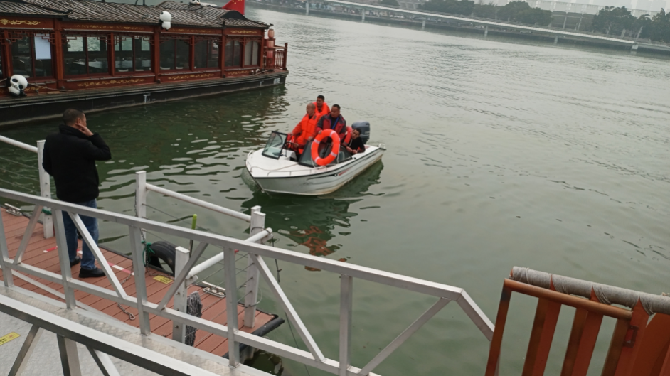 好樣的！女子跳水輕生，集團(tuán)公司員工挺身相救！