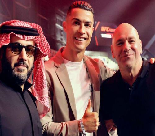 曼聯(lián)新收購傳聞?wù)嫦嘟颐?，曝阿?lián)酋財(cái)團(tuán)考慮報(bào)價(jià)！格雷澤估值52億