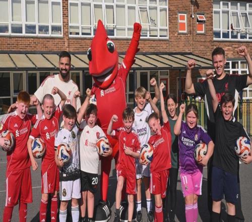 馬馬爾達(dá)什維利和伍德曼亮相小學(xué)校園，參加慈善基金會(huì)行動(dòng)